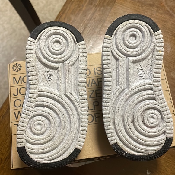 Nike Sneakers - Picture 2 of 4